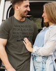 making-good-people-helpless-wont-make-bad-people-harmless-army-green-t-shirt-mockup-of-a-smiling-man-with-his-girlfriend-outside-a-car-trunk